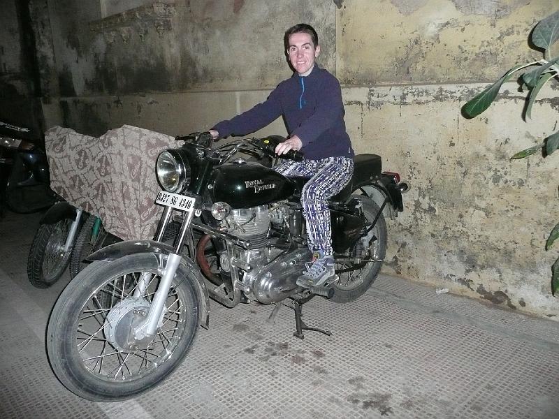 P1060427- En Royal Enfield.JPG - Annie sur une royal enfield - marque anglaise dont les motos sont produites en Inde à Madras depuis 1955